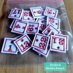 Adventskalenderzahlen, Anhänger auf Filz gestickt