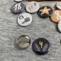 Adventskalenderzahlen Buttons mit Sicherheitsnadel zum Befestigen