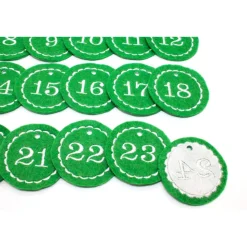 Adventskalenderzahlen grün Filz rund bestickt / Anhänger Zahlen / Zahlen aus Filz / Filzzahlen / Zahlen Adventskalender