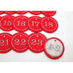 Adventskalenderzahlen rot Filz rund bestickt / Zahlen Anhänger Adventskalender