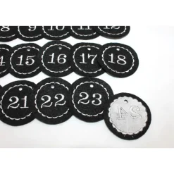 Adventskalenderzahlen schwarz Filz rund bestickt / Zahlen Anhänger Adventskalender