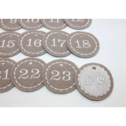Adventskalenderzahlen taupe Filz rund bestickt / Zahlen Anhänger Adventskalender