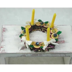 Adventskranz aus Holz mit echten gelben Kerzen im Kerzenhalter, gelb, creme, violett gehaltene Dekoration