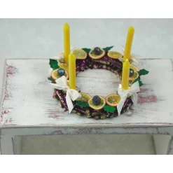 Adventskranz aus Holz mit echten gelben Kerzen im Kerzenhalter, gelb, creme, violett gehaltene Dekoration