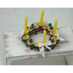 Adventskranz aus Holz mit echten gelben Kerzen im Kerzenhalter, gelb, creme, violett gehaltene Dekoration