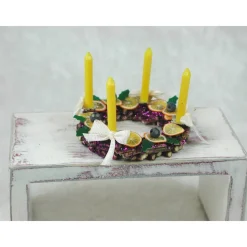 Adventskranz aus Holz mit echten gelben Kerzen im Kerzenhalter, gelb, creme, violett gehaltene Dekoration