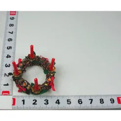 Adventskranz aus Holz mit echten roten Kerzen im Kerzenhalter, gold, rot gehaltene Dekoration