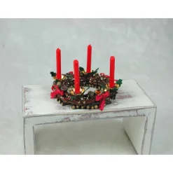 Adventskranz aus Holz mit echten roten Kerzen im Kerzenhalter, gold, rot gehaltene Dekoration