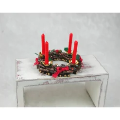 Adventskranz aus Holz mit echten roten Kerzen im Kerzenhalter, gold, rot gehaltene Dekoration