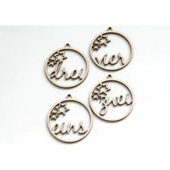 Adventskranz Zahlen Holz 1–4 in schlichter Schreibschrift mit ausgeschnittenen Sternen – handgemachte Holzzahlen