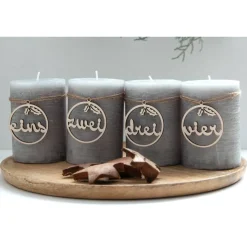 Adventskranz Zahlen Holz 1–4 in Schreibschrift mit Ilex-Blättern – handgemachte Holzzahlen, natürliche Weihnachtsdeko