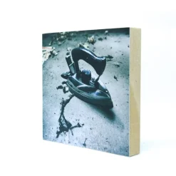 altes Bügeleisen, Holzbild, Lost Place, marode, Foto auf Holz, im Quadrat, 10 x 10 cm