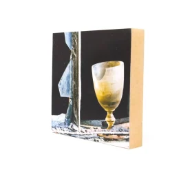 altes Weinglas, zerbrochene Fensterscheibe, Fabrik, Lost Place, marode, Foto auf Holz, im Quadrat, 10 x 10 cm