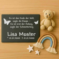 Andenken an Sternenkinder – Schiefertafel mit Namen, Datum und süßen Motiven – Erinnerung für Zuhause oder Garten