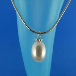 Anhänger aus großer cremeweißer Süßwasserperle an zarter Schlangenkette Brautschmuck