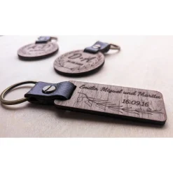 Anhänger aus Wallnussholz - Personalisiertes Hochzeitsgeschenk mit Initialen und Datum im stilvollen Kranz-Design