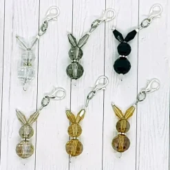 Anhänger Hase aus Kristallglas grau – Handgefertigter Geschenk- und Osterdeko-Anhänger