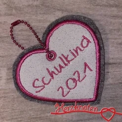 Anhänger, Schulkind, Einschulung, Herz, Filz mit lila und Glitzer, individuell bestickt