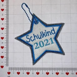 Anhänger, Schulkind, Einschulung, Stern, Filz mit türkis und Glitzer, individuell bestickt
