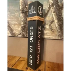 Ankerplatz Poller – Maritime Holzsäule mit Anker, Geschenk zur Hochzeit & Einzug, Küstendeko 10x10x60