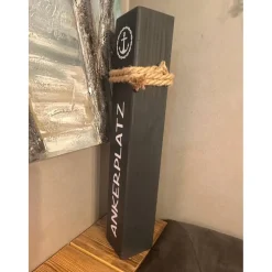 Ankerplatz Poller – Maritime Holzsäule mit Anker, Geschenk zur Hochzeit & Einzug, Küstendeko 10x10x60