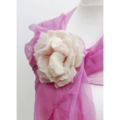 ANSTECKBLÜTE ROSARI handgearbeit aus Naturmaterial in Weiß/ Rosé