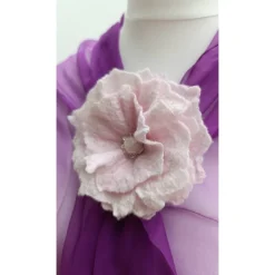 ANSTECKBLÜTE SARAH  handgearbeitet aus Naturmaterial Wolle & Seide in Weiß &  Rosé