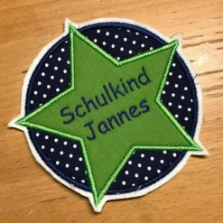 Applikation / Aufnäher / Button Stern im Kreis SCHULKIND mit Namen - Wunschfarben