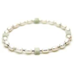 Armband (elastisch) in Weiß aus Süßwasserzuchtperlen sowie Amazonit-Würfelchen in Lindgrün, Brautschmuck #093 Amperl