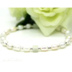 Armband (elastisch) in Weiß aus Süßwasserzuchtperlen sowie Amazonit-Würfelchen in Lindgrün, Brautschmuck #093 Amperl