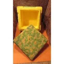 Aufwändig gestaltete österliche Geschenkbox " Huhn und Hase "