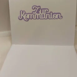 Aufwändige Kommunionkarte Lamm mit Rosenkrone lila weiß