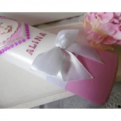 Ausgefallene modern gestaltete Taufkerze "Alina" mit Satinschleife + Schmucksteinen in Pink / Rosa / Weiß