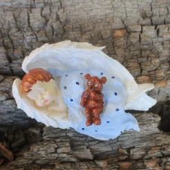 Baby Junge mit Teddy in Engelsflügel gebettet, handbemalt