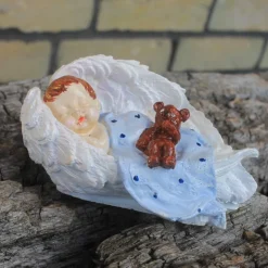 Baby Junge mit Teddy in Engelsflügel gebettet, handbemalt