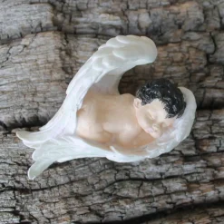 Babyfigur, in Engelsflügel gehüllt, handbemalt