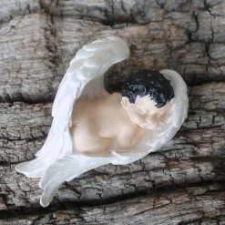 Babyfigur, in Engelsflügel gehüllt, handbemalt