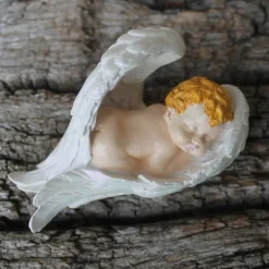 Babyfigur, in Engelsflügel gehüllt, handbemalt