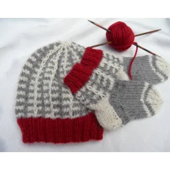 Babymütze & Babysocken Set handgestrickt aus 100% Alpaka – Unikat für Neugeborene, grau/rot/wollweiß