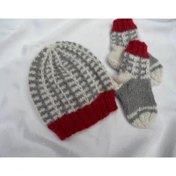 Babymütze & Babysocken Set handgestrickt aus 100% Alpaka – Unikat für Neugeborene, grau/rot/wollweiß