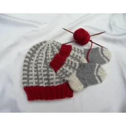 Babymütze & Babysocken Set handgestrickt aus 100% Alpaka – Unikat für Neugeborene, grau/rot/wollweiß