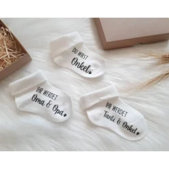 Babysocke zur Schwangerschaftsverkündung – Personalisiertes Geschenk für werdende Eltern & Großeltern