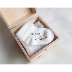 Babysocke zur Schwangerschaftsverkündung – Personalisiertes Geschenk für werdende Eltern & Großeltern
