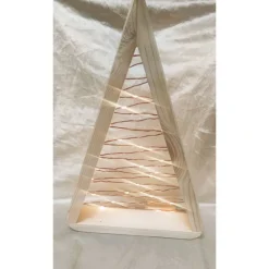 Baum mit LED-Lichterkette