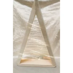 Baum mit LED-Lichterkette