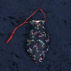 Baumanhänger aus Stoff mit kleinen Engeln, Zapfen, verschiedene Farben