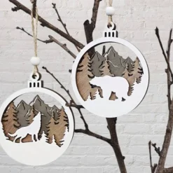 Baumschmuck aus Holz – Personalisierte Kugel mit Name, Weihnachtsdeko für Tannenbaum und als Gesche