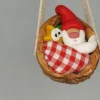 Baumschmuck Walnussschale Schaukelbettchen mit kleinem schlafend Wichtel mit roter Zipfelmütze und kleinem Stern