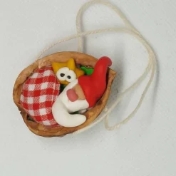 Baumschmuck Walnussschale Schaukelbettchen mit kleinem schlafend Wichtel mit roter Zipfelmütze und kleinem Stern