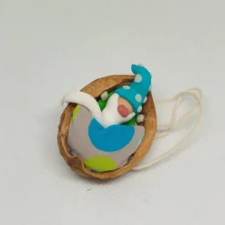 Baumschmuck Walnussschale Schaukelbettchen mit kleinem schlafend Wichtel mit nachtleuchtender Zipfelmütze